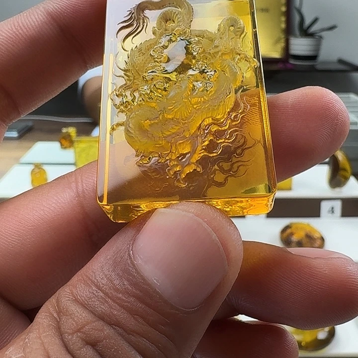 琥珀未镶嵌颈饰龙