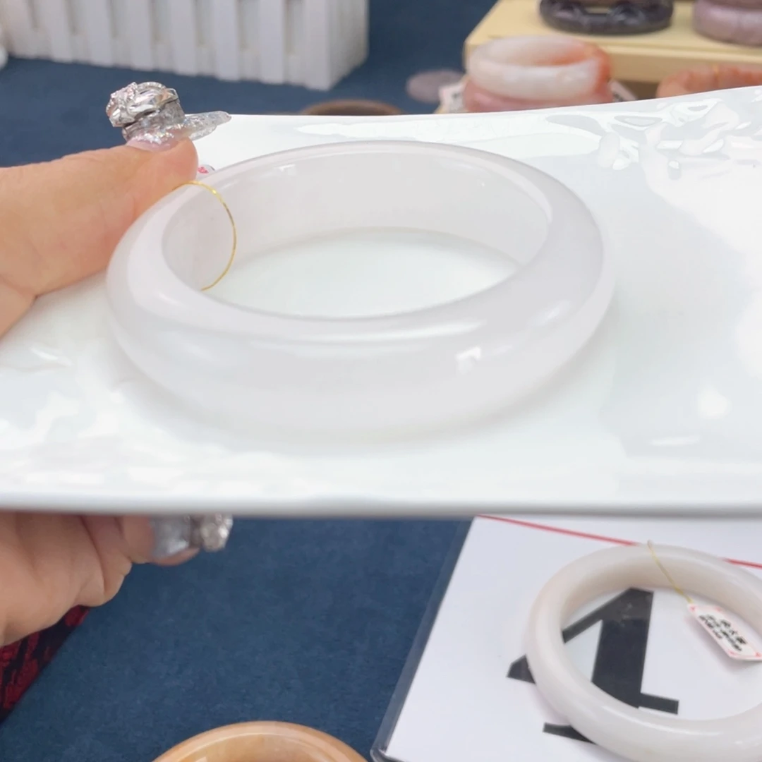 布***。石英岩玉手镯未镶嵌