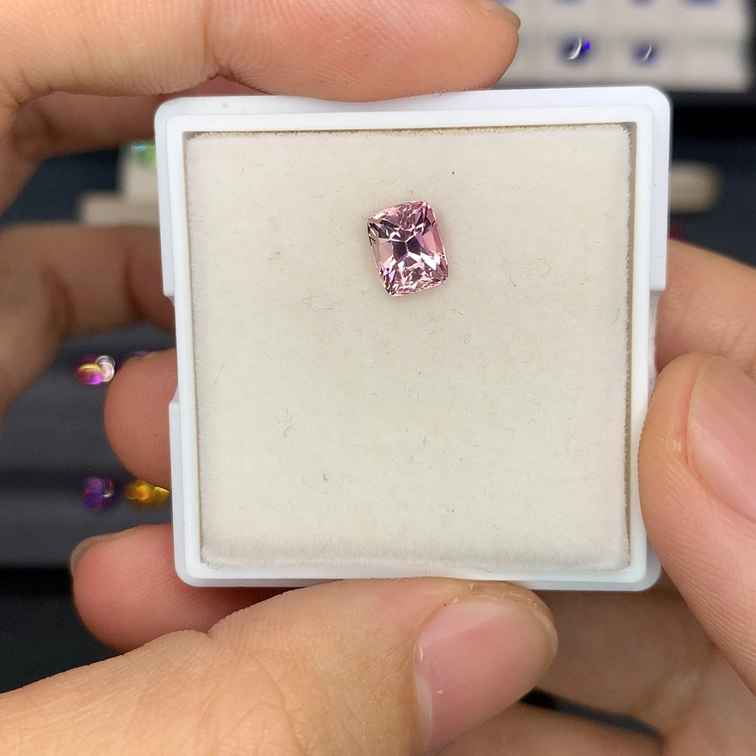 江***王裸石碧玺未镶嵌1.32克拉樱花粉