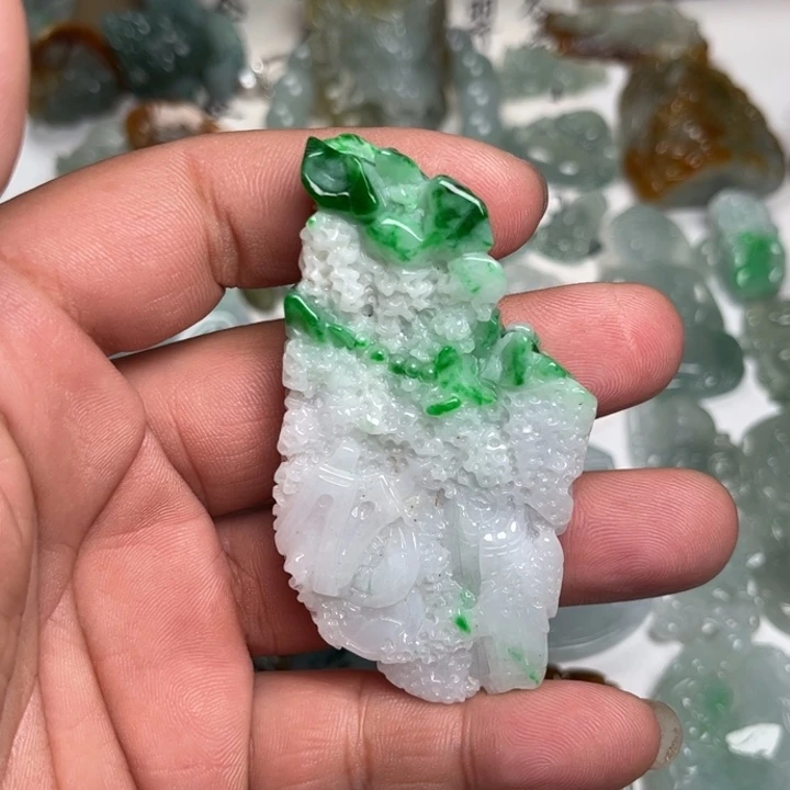 翡翠未镶嵌颈饰八破图