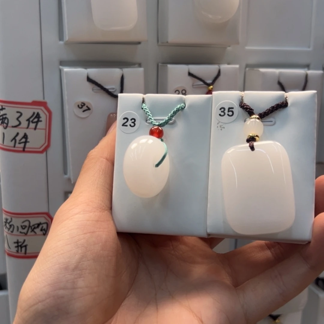 文***苑石英质玉（天山翠）合金颈饰