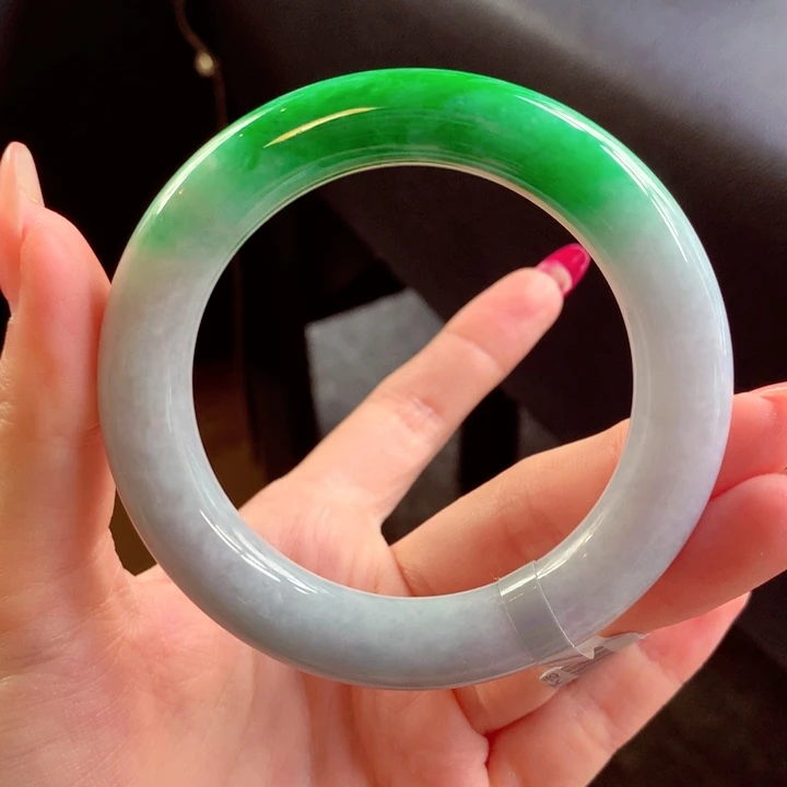 圣***叫翡翠手镯未镶嵌翡翠