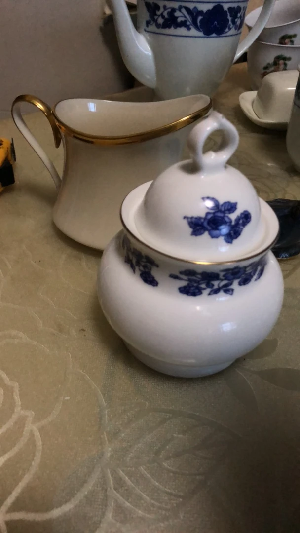 磁州窑奶杯盒子都有