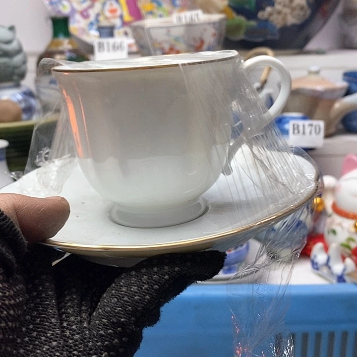 瓷片王**社器制作过程是采用现代艺术风格为