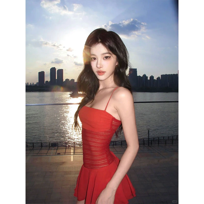 性感辣妹红色吊带连衣裙女夏季纯欲风修身镂空荷叶边抹胸超短裙子