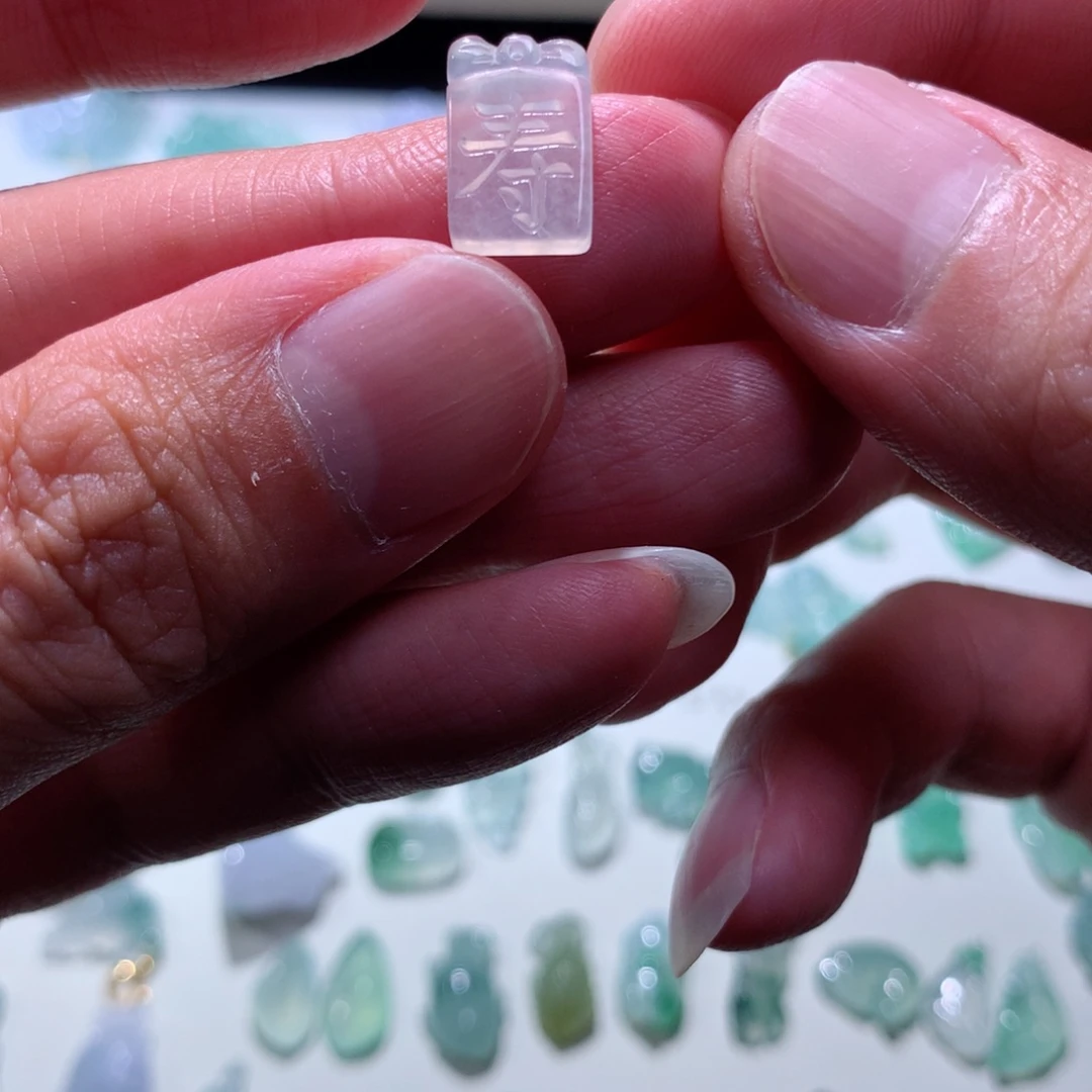 翡翠未镶嵌颈饰提溜