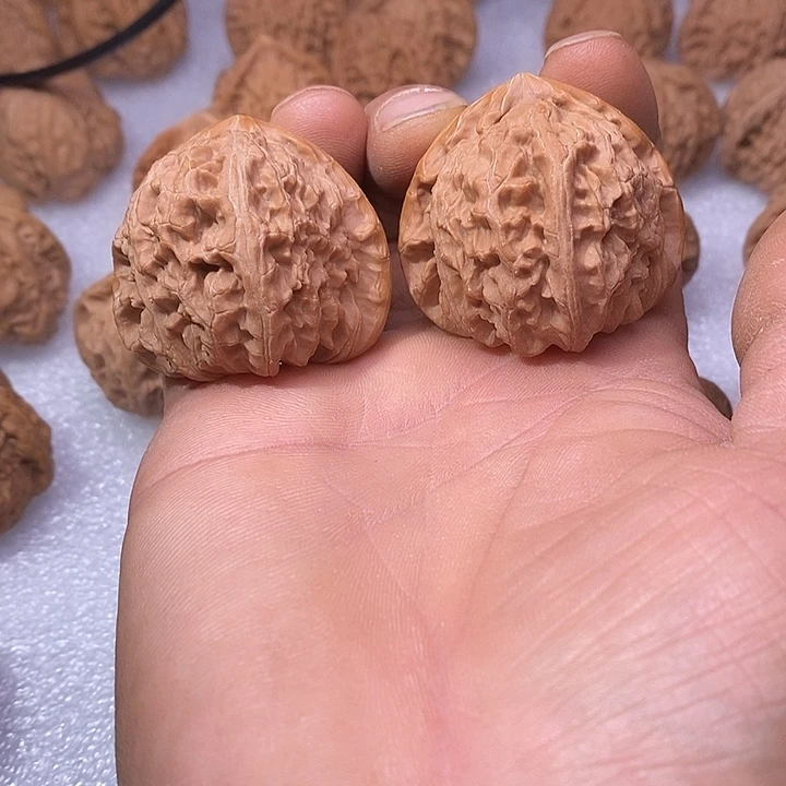 文玩核桃吊坠三角白