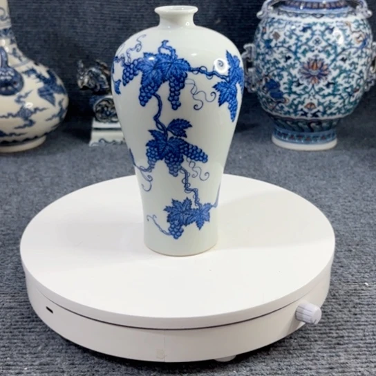 不***人一个青花缠枝花卉瓶子