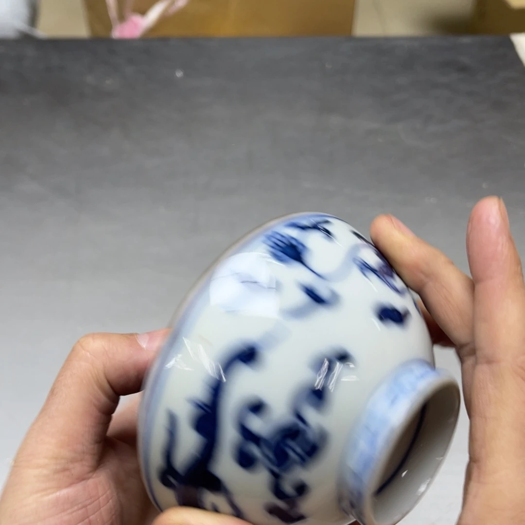 瓷片南**夷密密麻麻地排列着一个