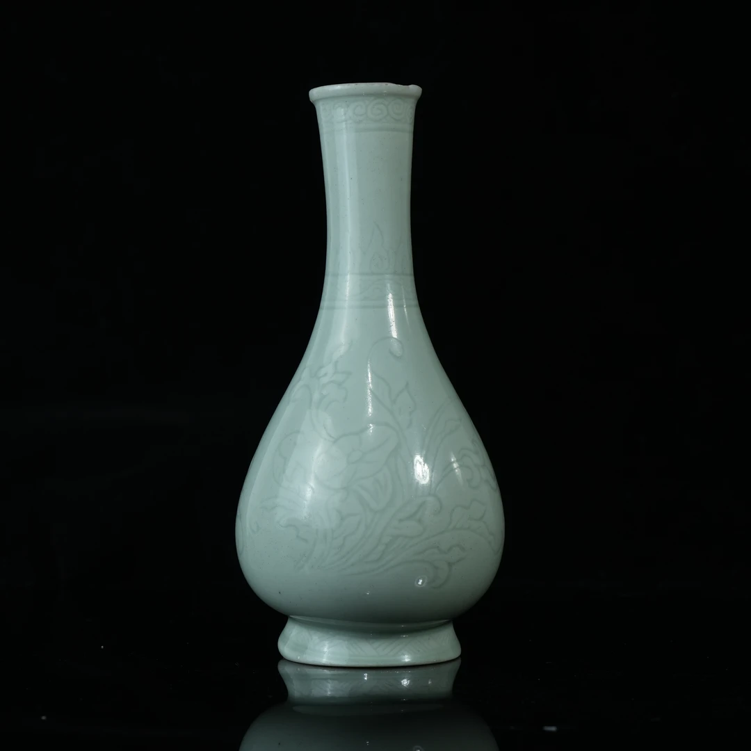 lot15190 5408 清康熙  豆青釉暗刻花卉纹赏瓶 H20.5
