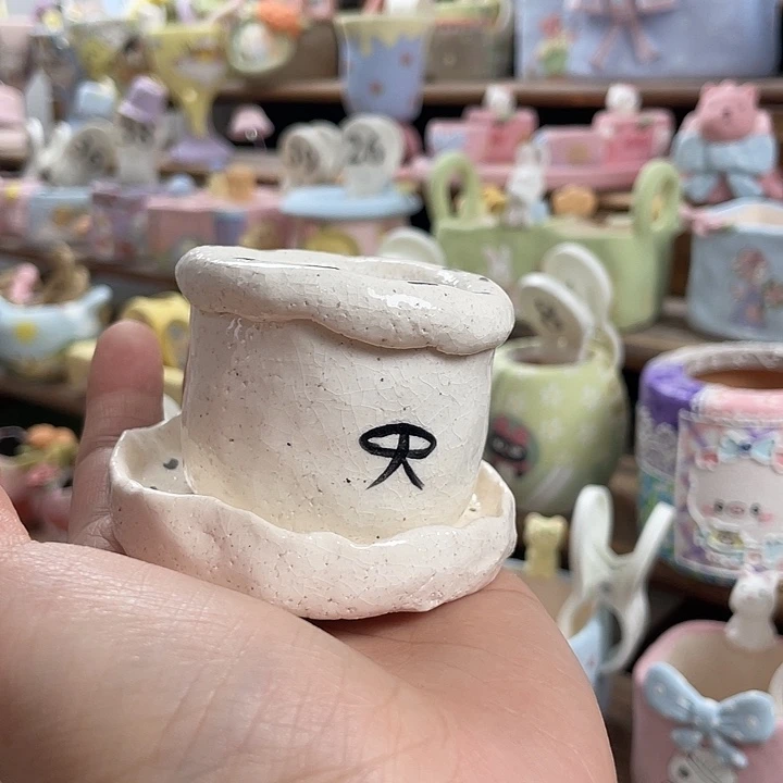 白色花盆一套手绘