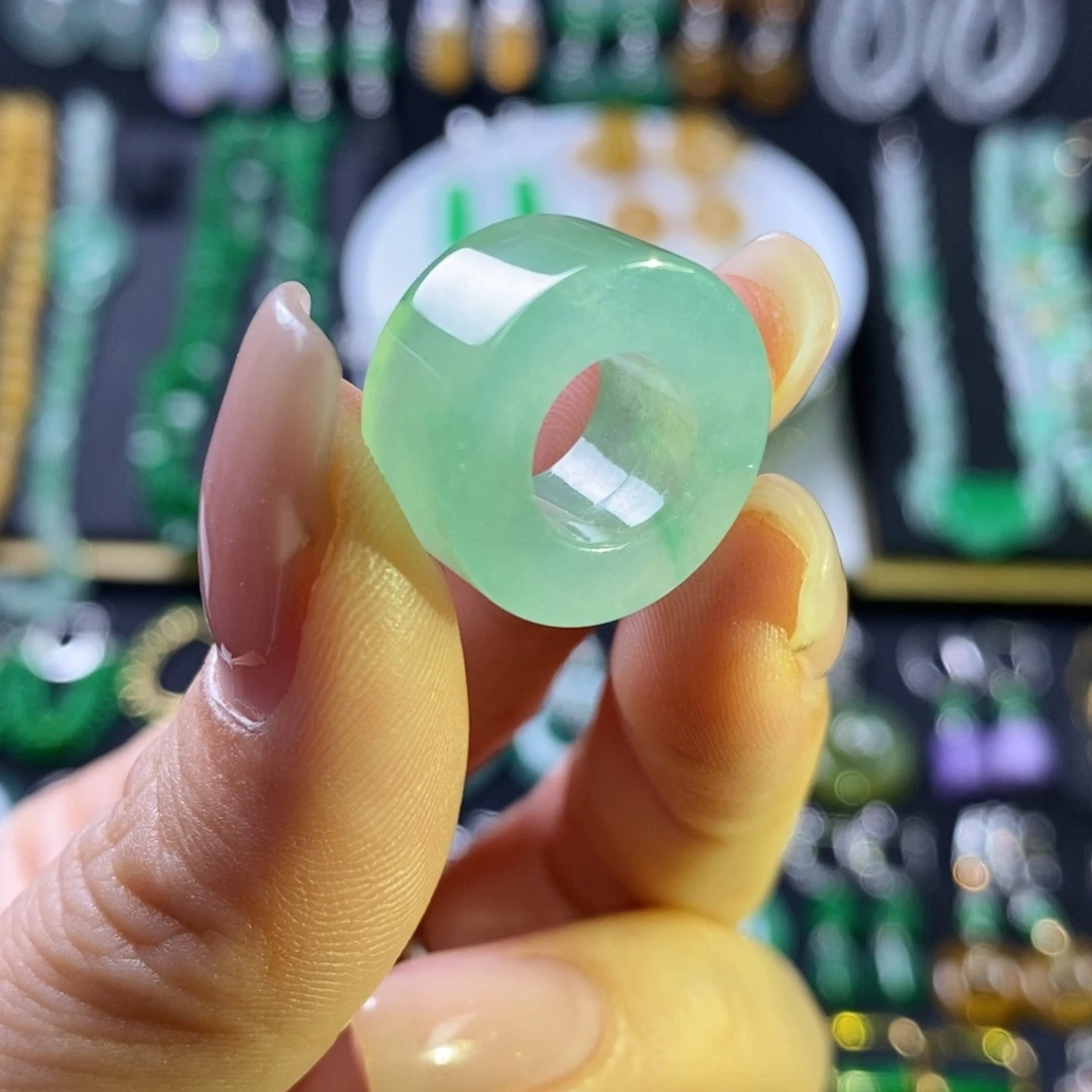 翡翠未镶嵌颈饰晴底路路通