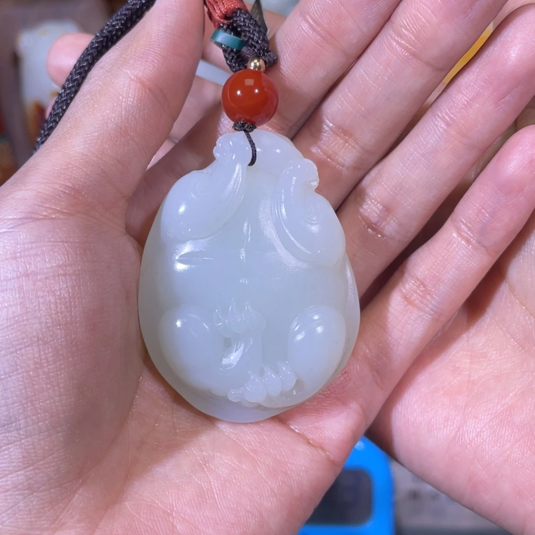 秦***人和田玉未镶嵌把件