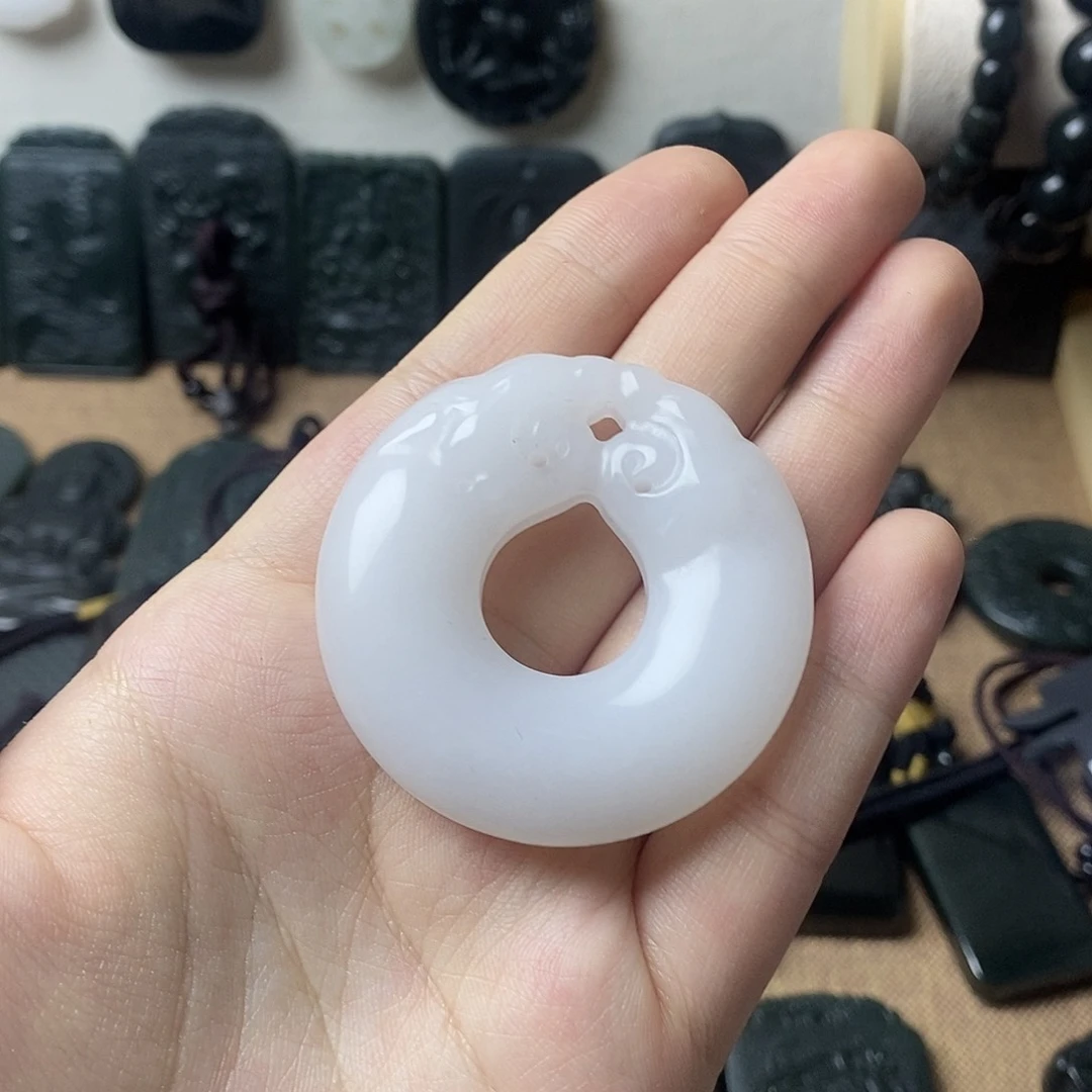 石英质玉颈饰未镶嵌金丝玉