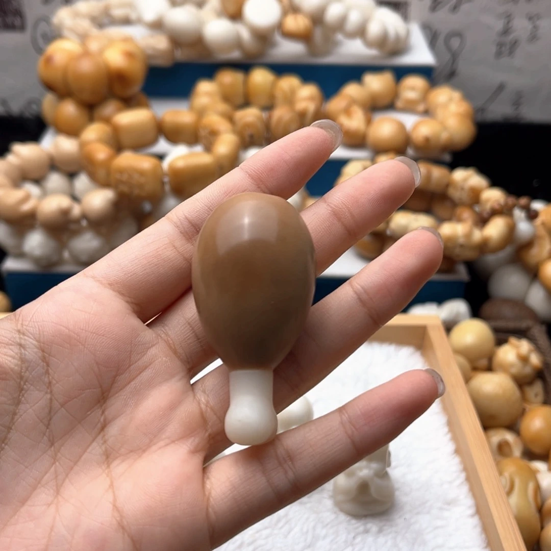 吊坠菩提根/象牙果鸡腿把件50+
