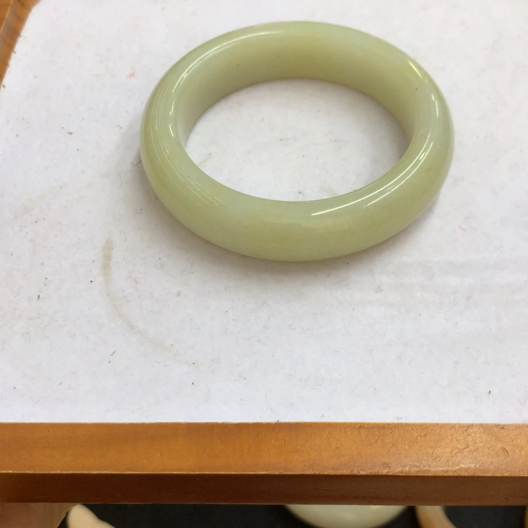 石英质玉未镶嵌手镯