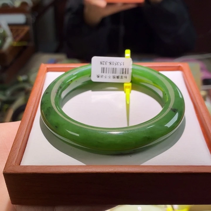 和田玉未镶嵌手镯45。 水线。 56/57