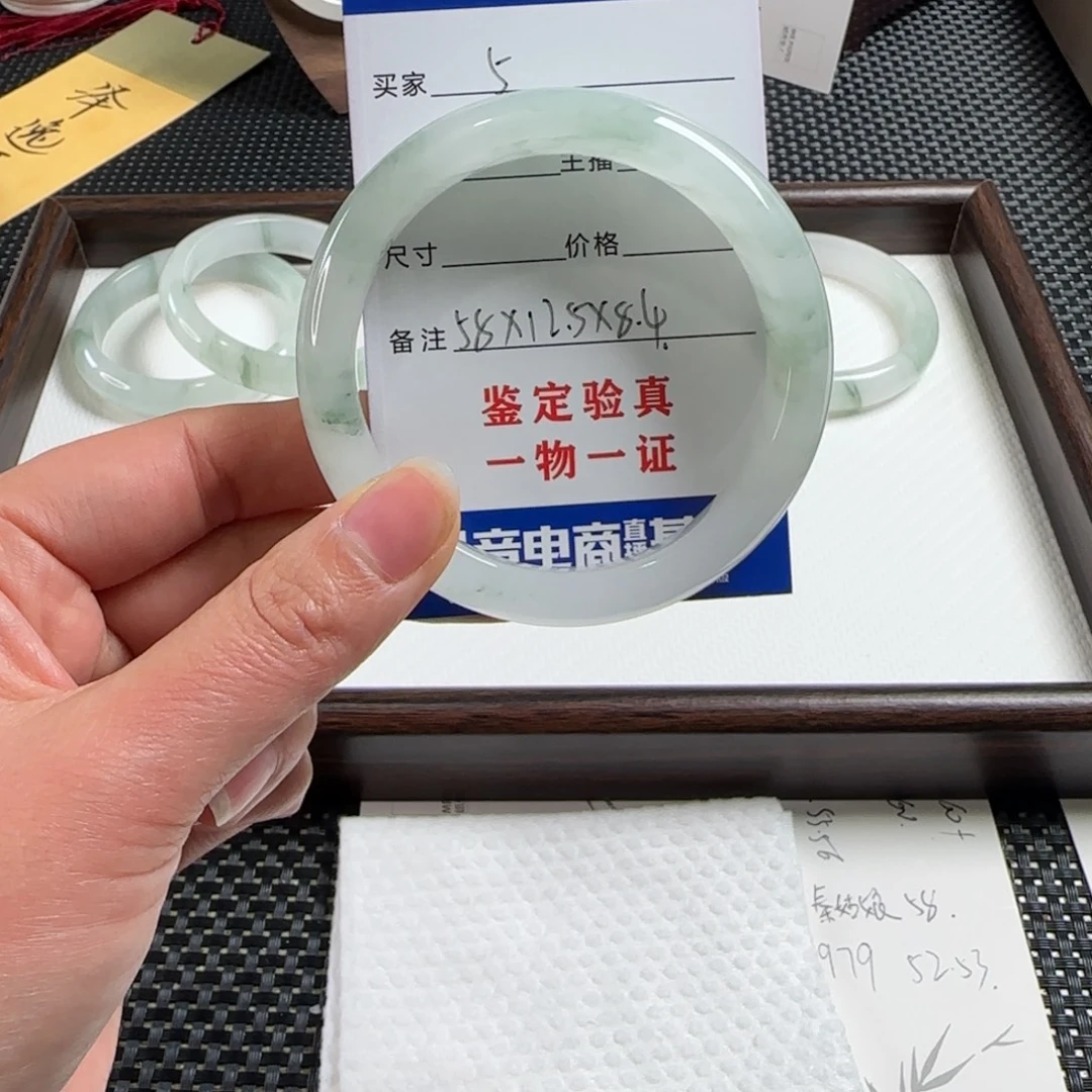 秦***娘石英质玉未镶嵌手镯5