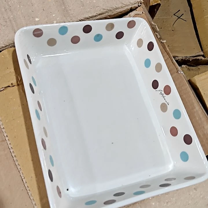 盘子碗茶壶啥都有