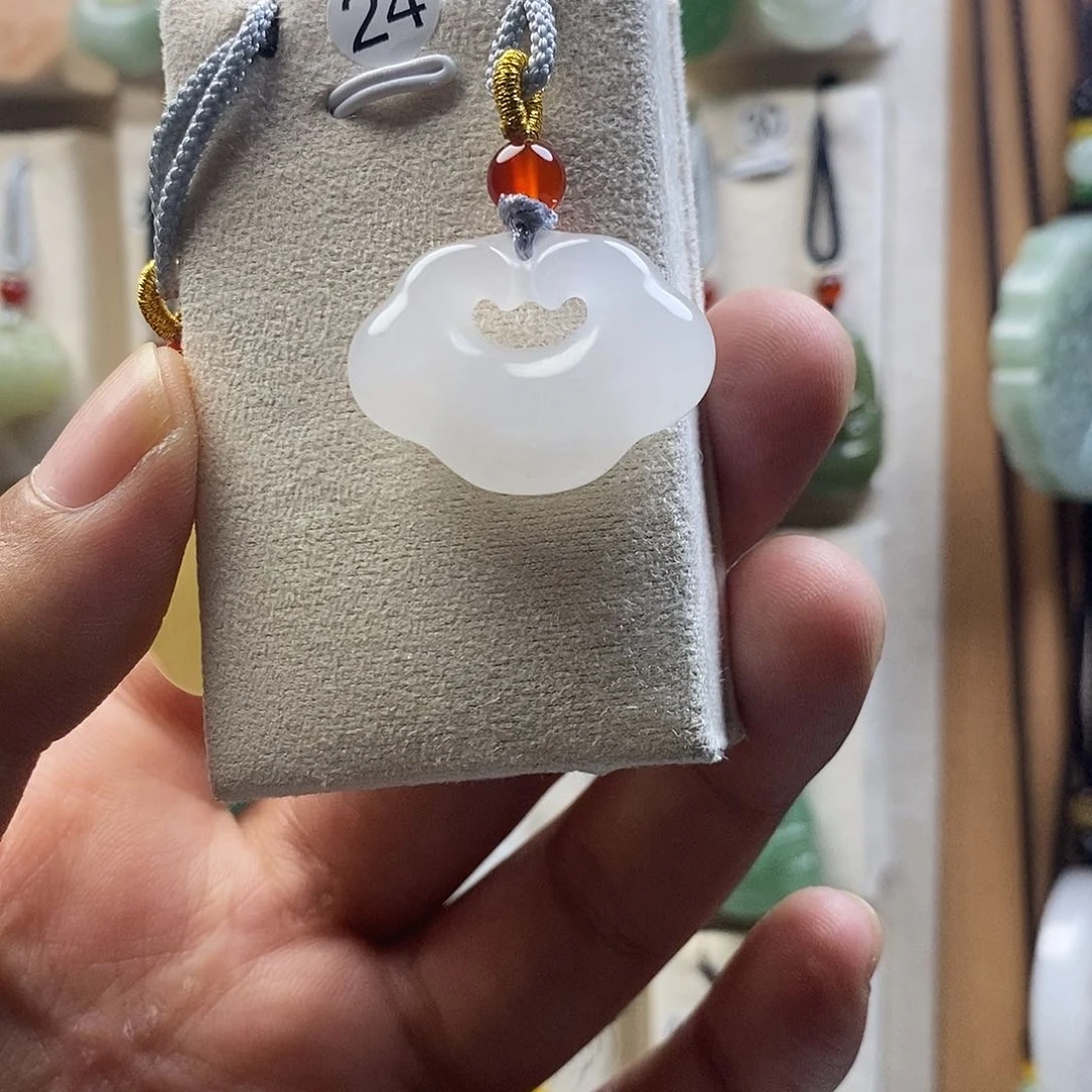 石英质玉（金丝玉）未镶嵌颈饰