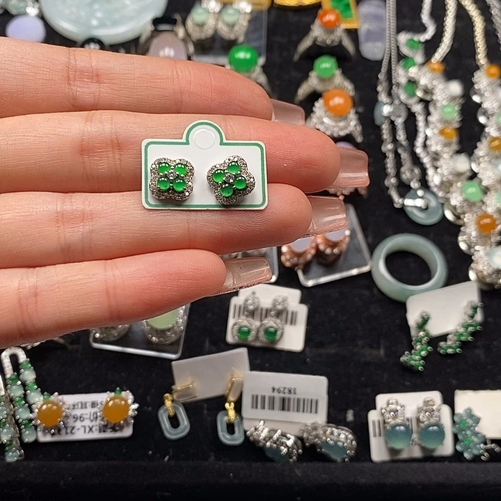 翡翠足银镶嵌耳饰