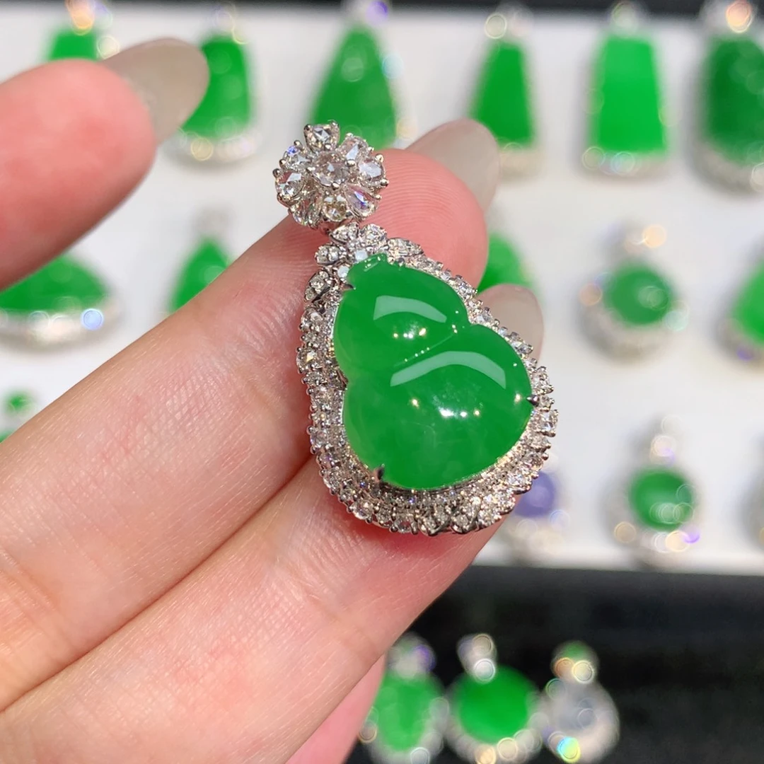 翡翠18K金镶嵌颈饰吊坠