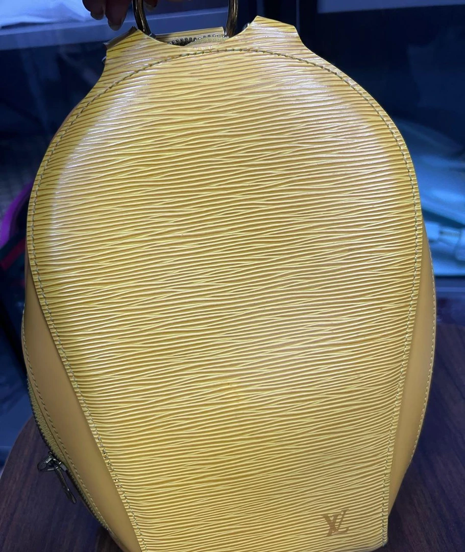 95新 lv 双肩包 16018