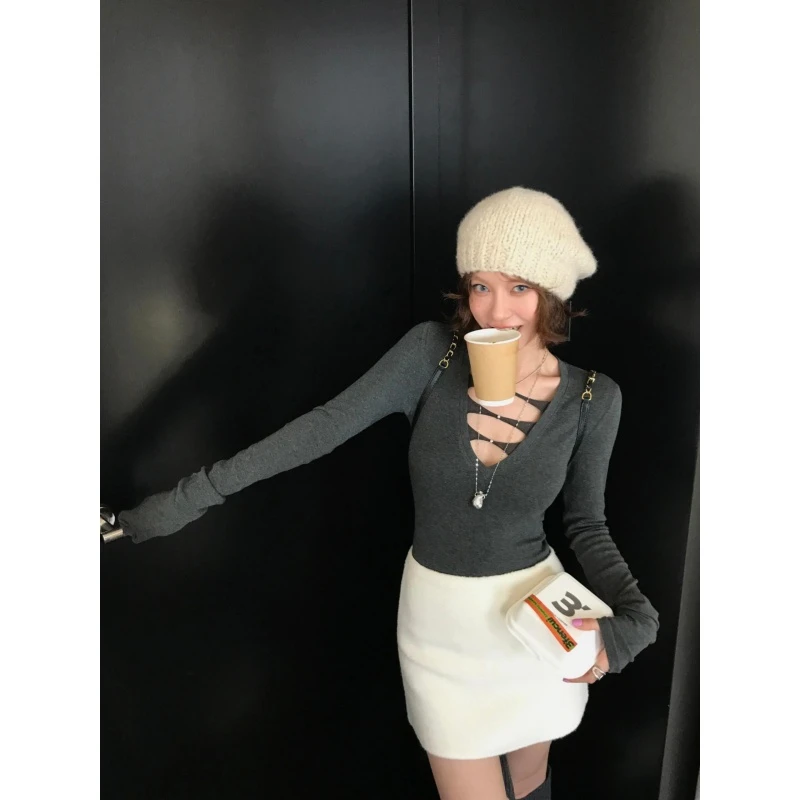 纯欲风辣妹性感镂空深V领打底衫女秋冬内搭高级感白色直筒半身裙