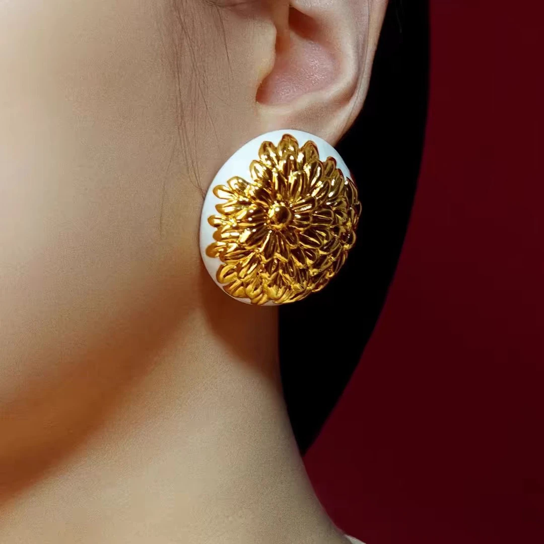 黄铜耳饰 秋冬新款浮雕雏菊系列耳钉立体白色珐琅菊花半球耳钉