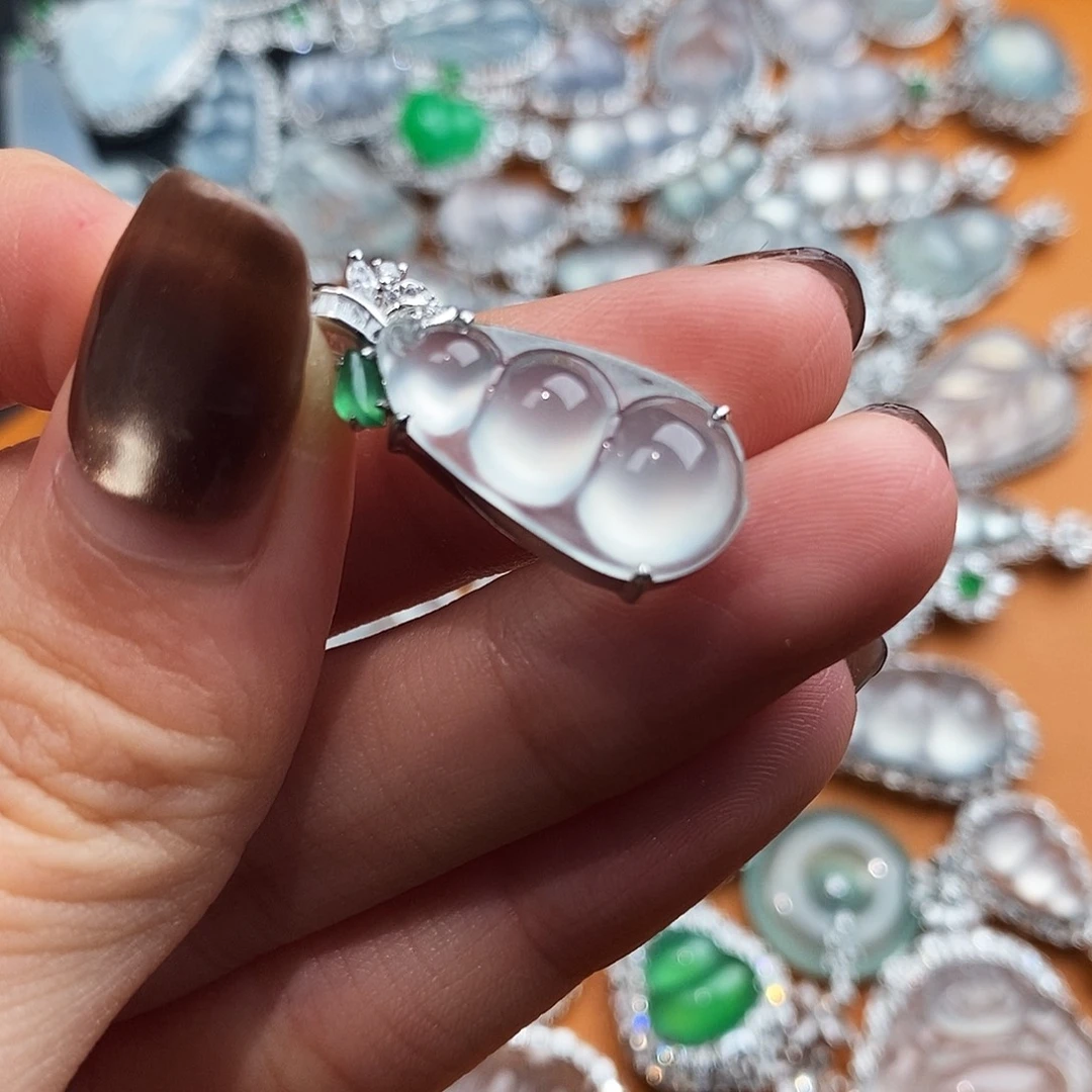 翡翠18K金镶嵌颈饰