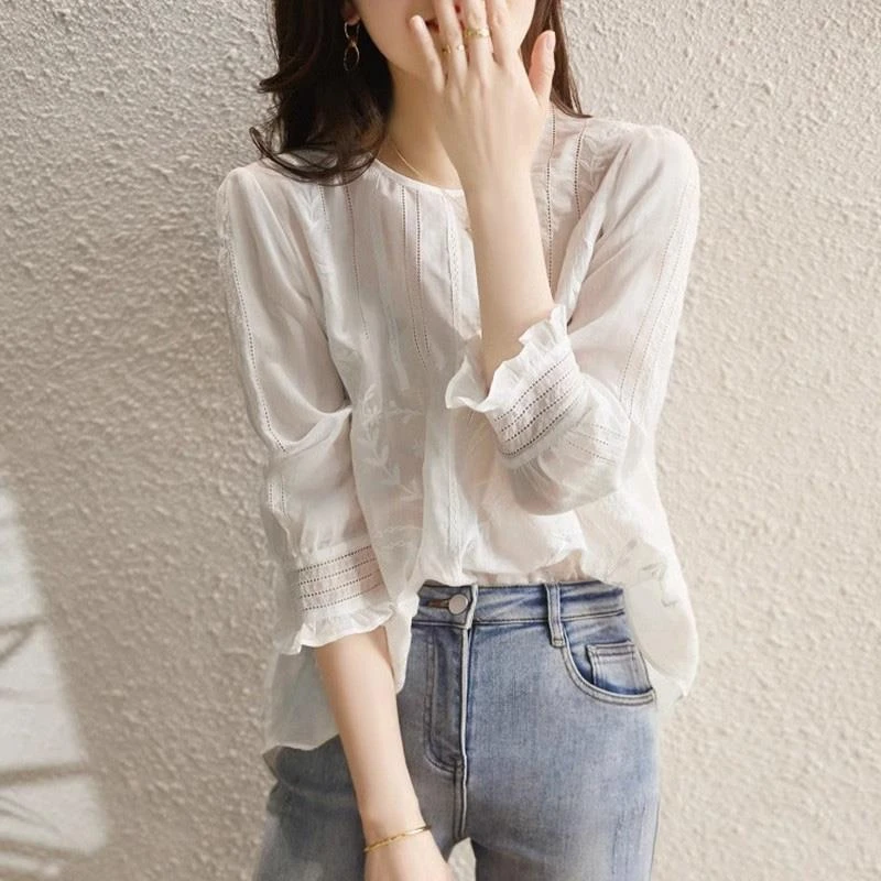 白色棉麻七分袖衬衫女夏季薄款2025新款时尚减龄绣花宽松小衫上衣