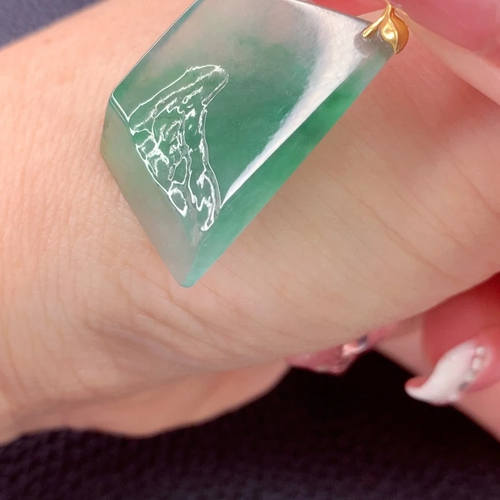 翡翠18K金镶嵌颈饰翡翠
