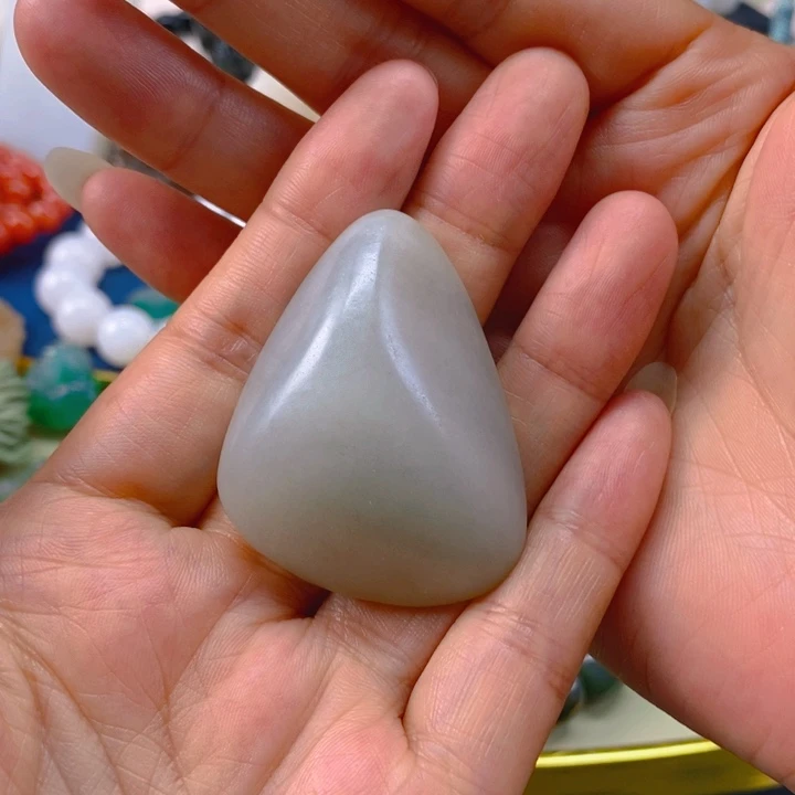 和田玉未镶嵌颈饰比**飞