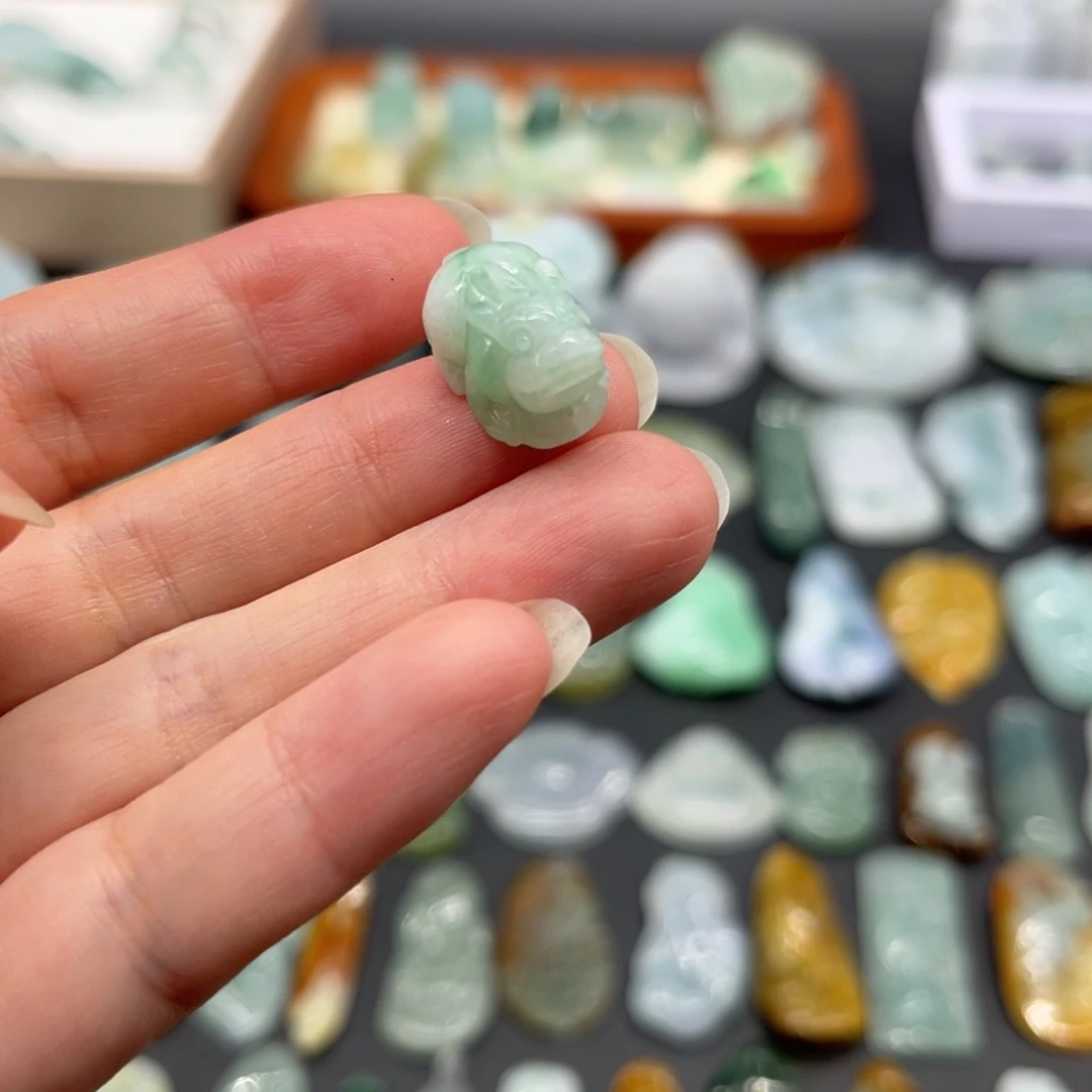 翡翠未镶嵌颈饰貔貅