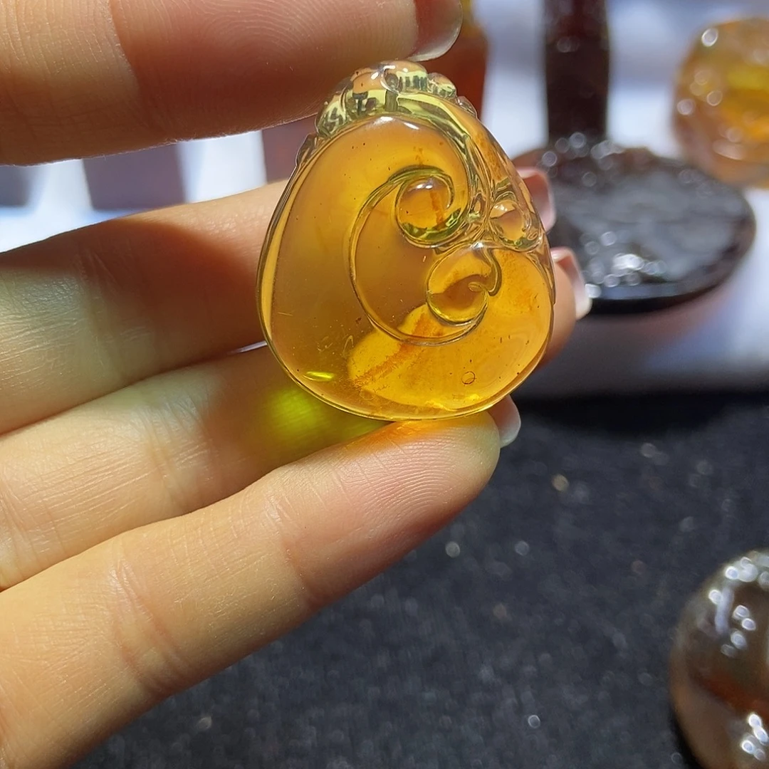 琥珀颈饰未镶嵌如意