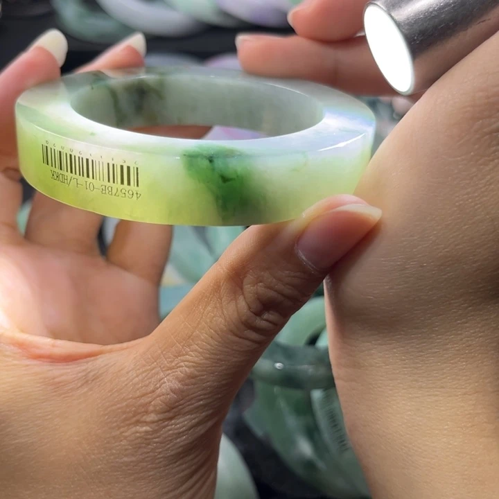 定制翡翠未镶嵌手镯