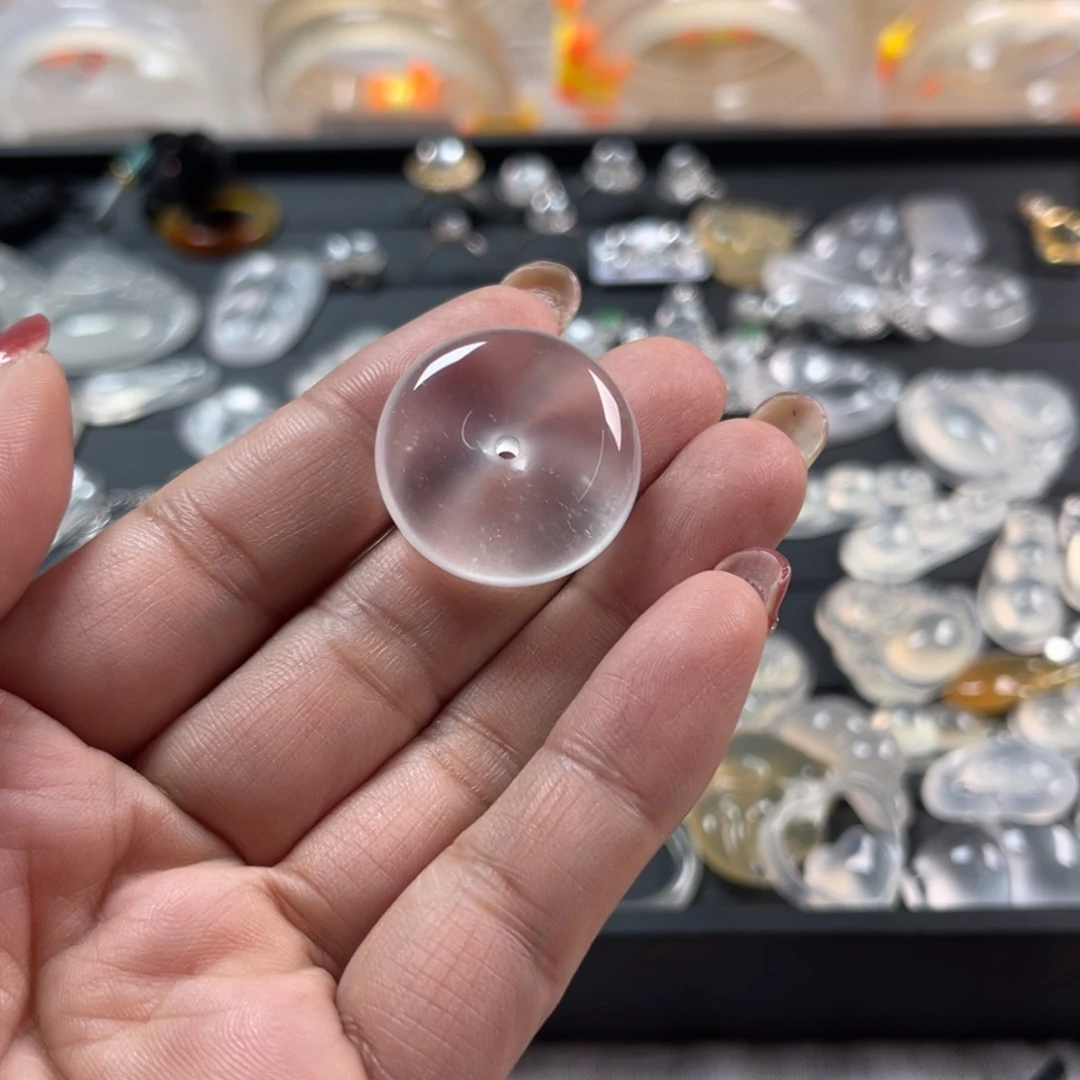 石英质玉颈饰未镶嵌年*、