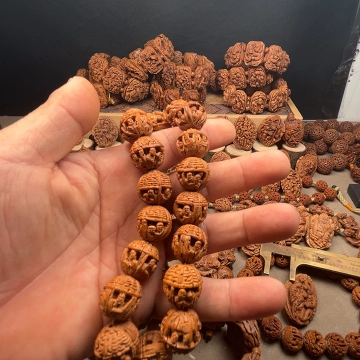 桃核手串昵***置桃核雕刻瓦顶五人雕