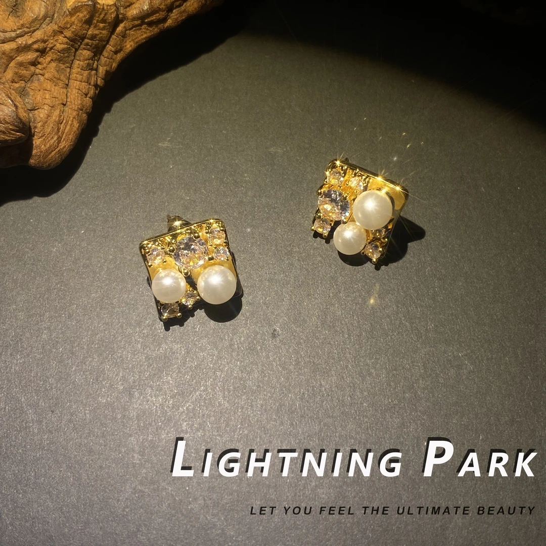 黄铜合成锆石耳饰 【小众轻奢】用心在做耳饰 镶钻珠珠小方耳饰2045