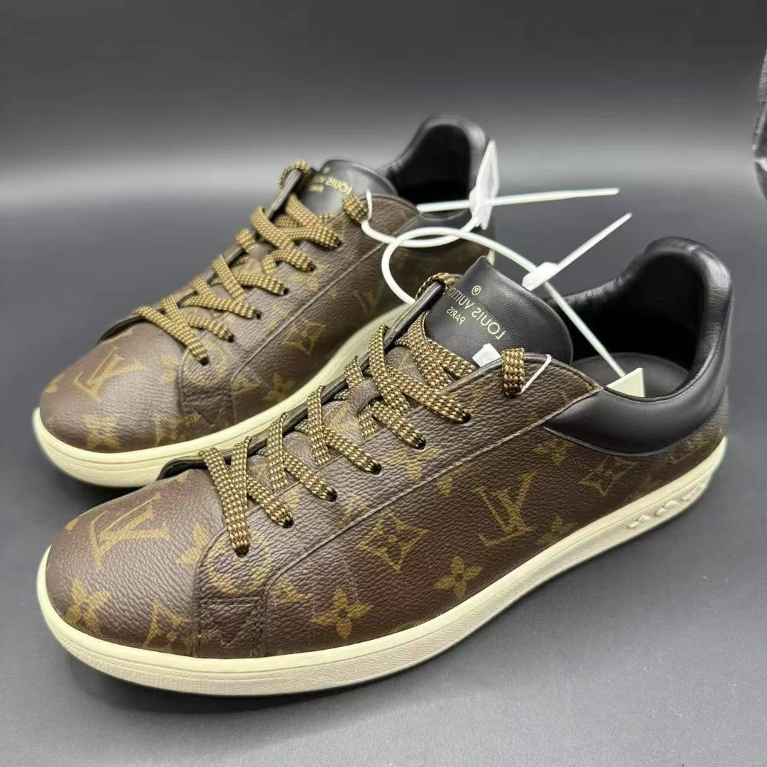 95新 LouisVuitton/路易威登 男士棕色老花满印板鞋38码 los445