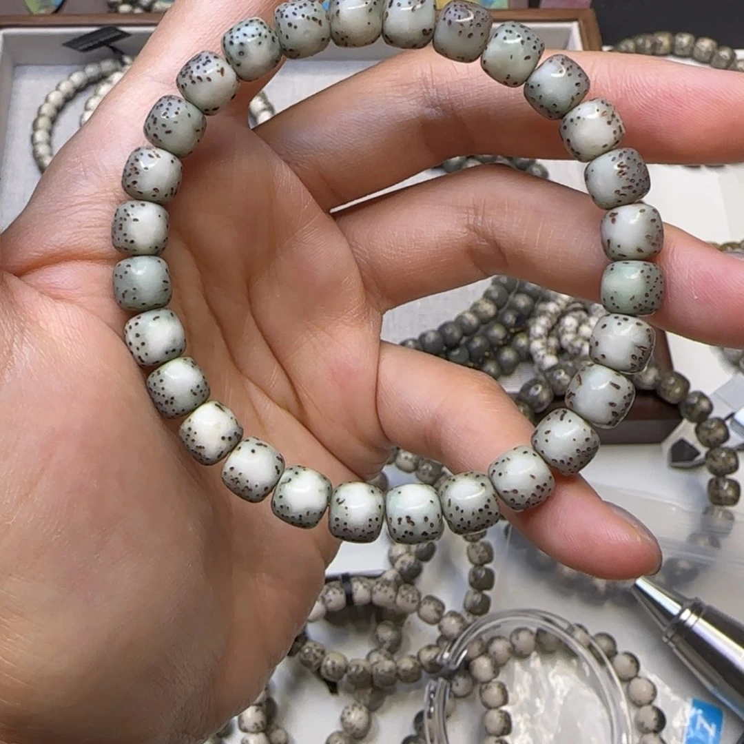 星月菩提手串石玉糯冰绿背河豚8×7