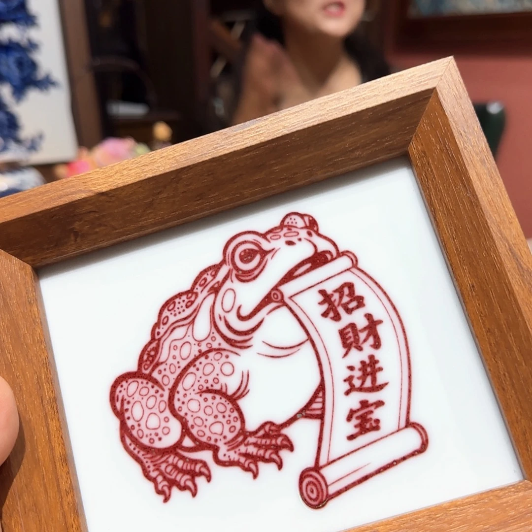金蟾釉里红摆台瓷板画