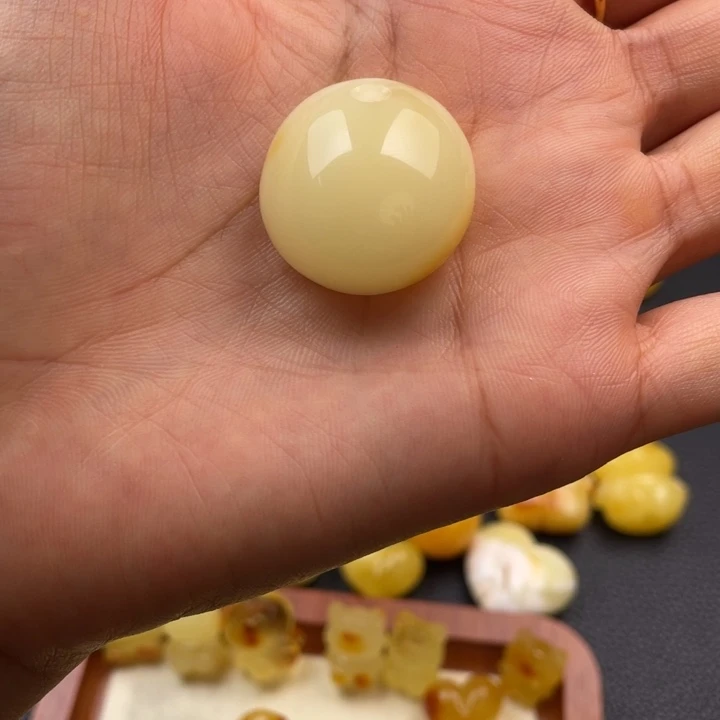 琥珀未镶嵌颈饰好