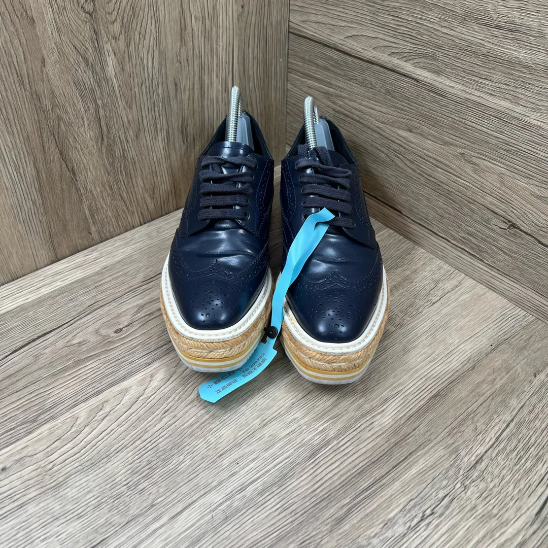 95新 Prada/普拉达 藏蓝色布鲁克雕花厚底皮鞋 35码/95新/无配件