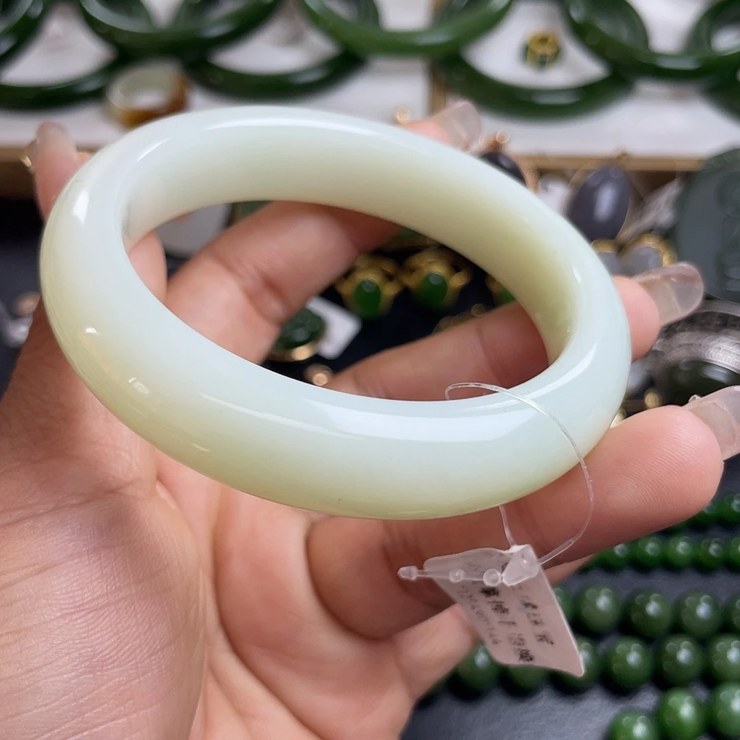 和田玉手镯未镶嵌