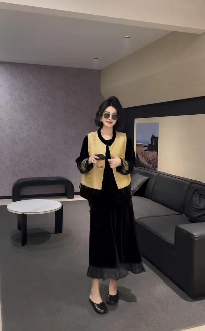 2025秋季流行新中式新款高级感干净简约内搭+马甲+半裙三件套3727