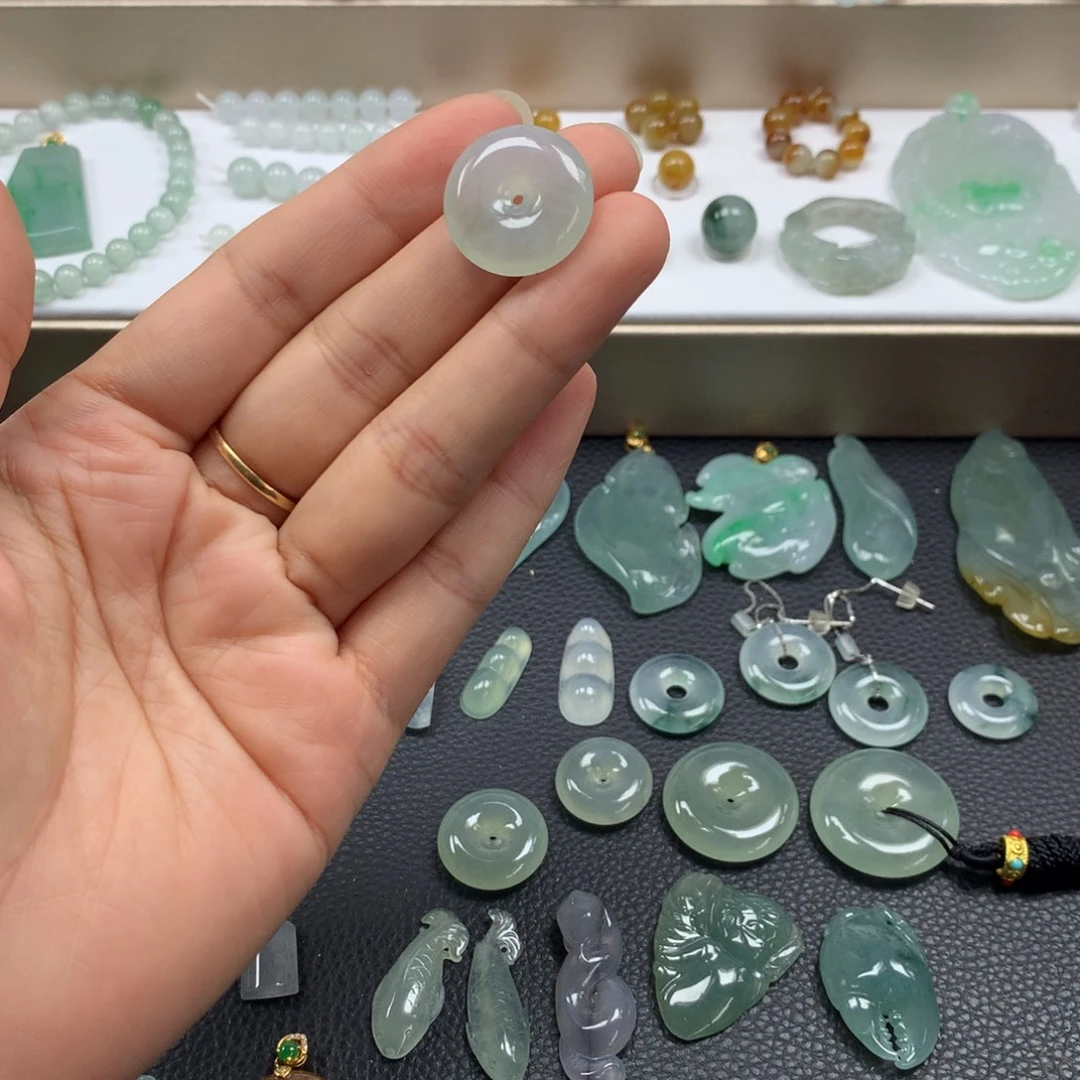 翡翠未镶嵌颈饰平安扣