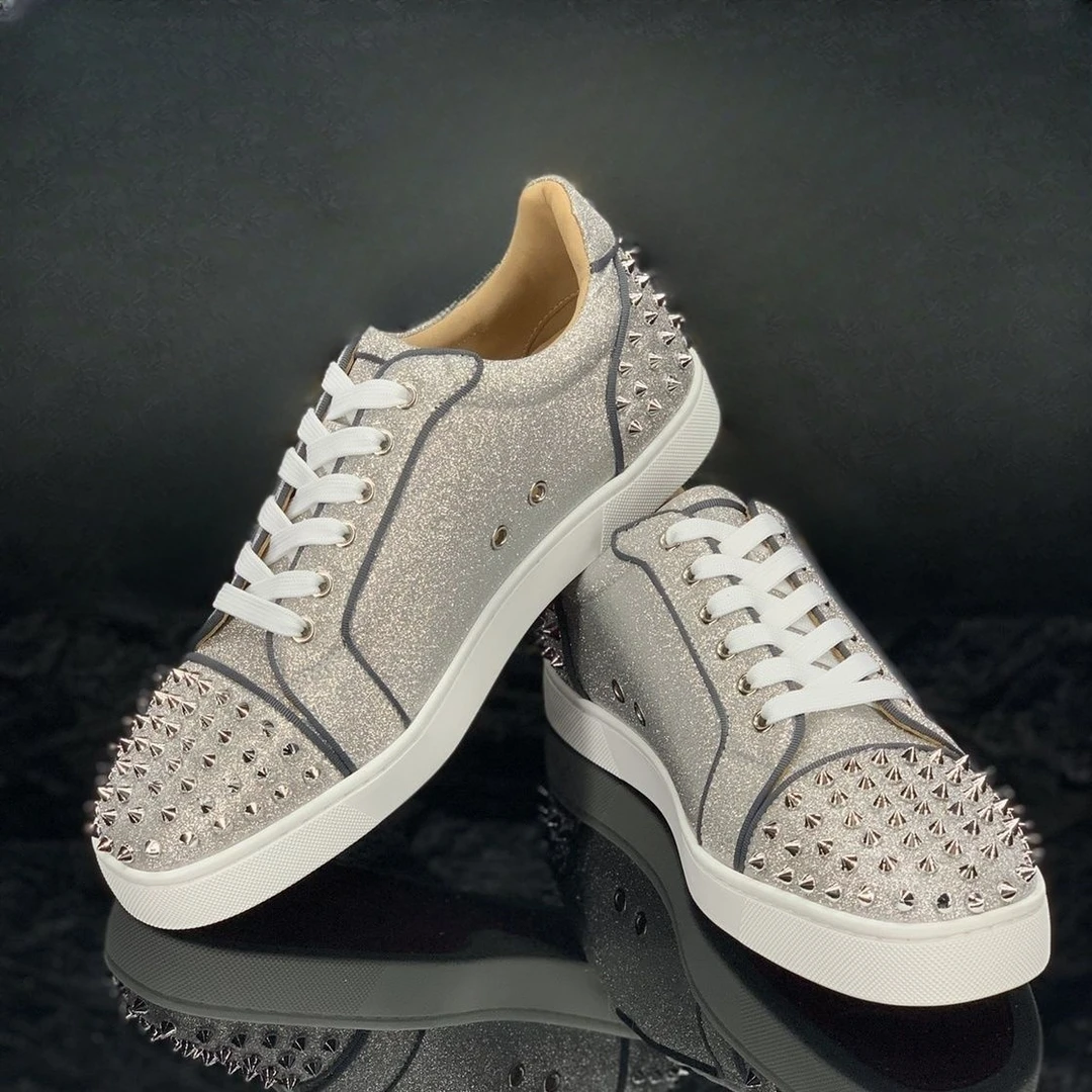 新款闪光红底铆钉鞋男士透气白底硬底休闲板鞋高端轻奢时尚休闲鞋