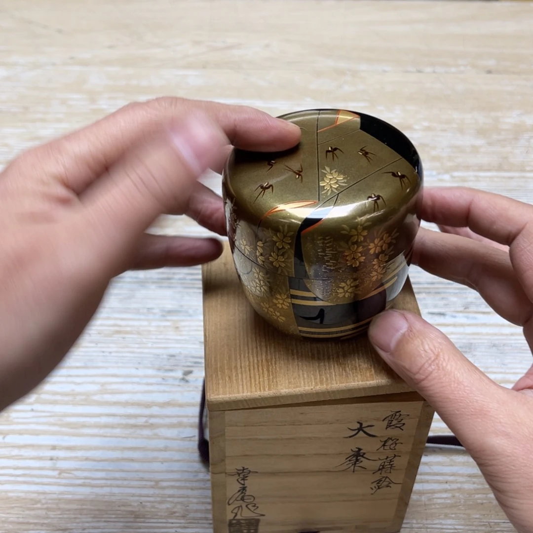瓷片躺*密密麻麻地排列着一个