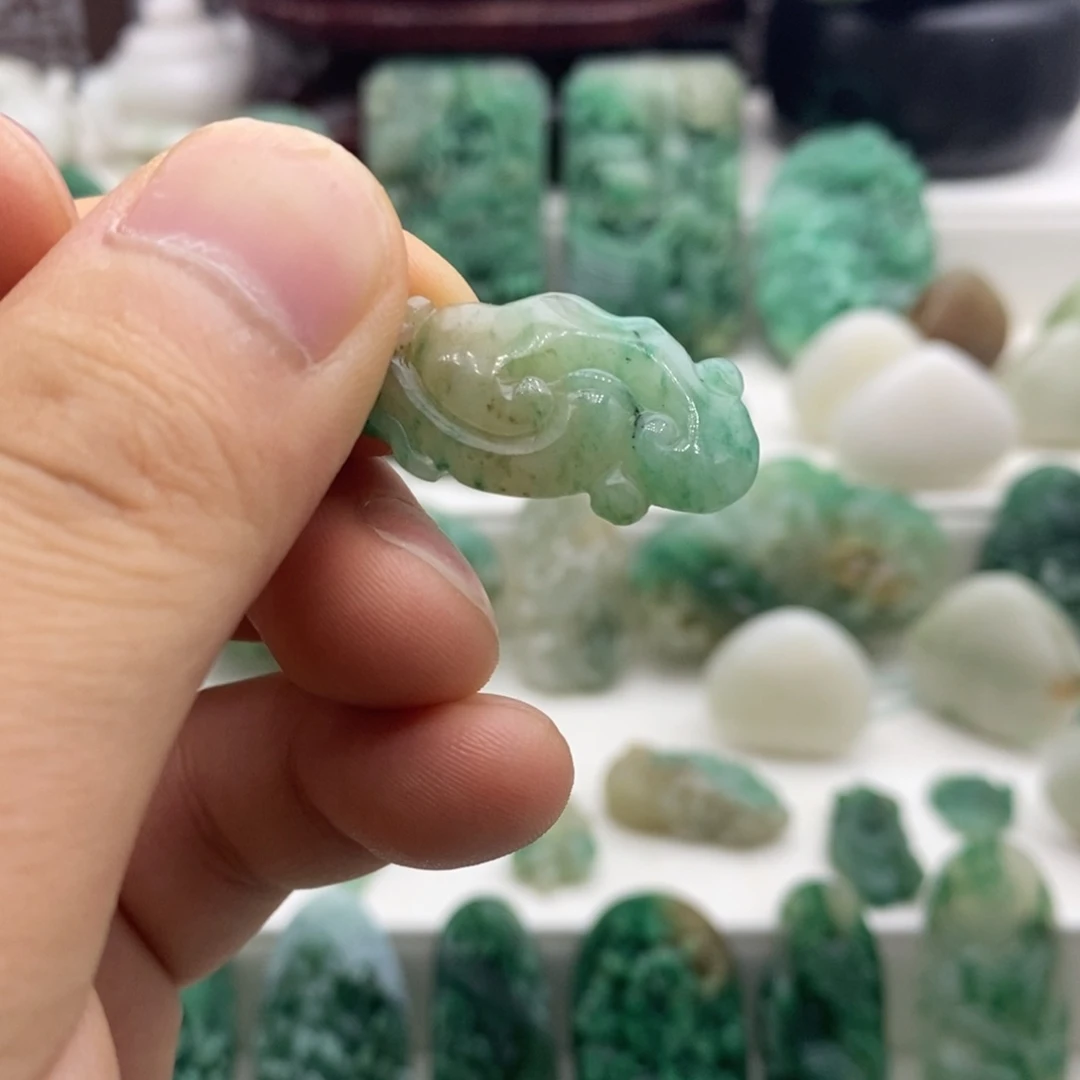 独山玉未镶嵌颈饰